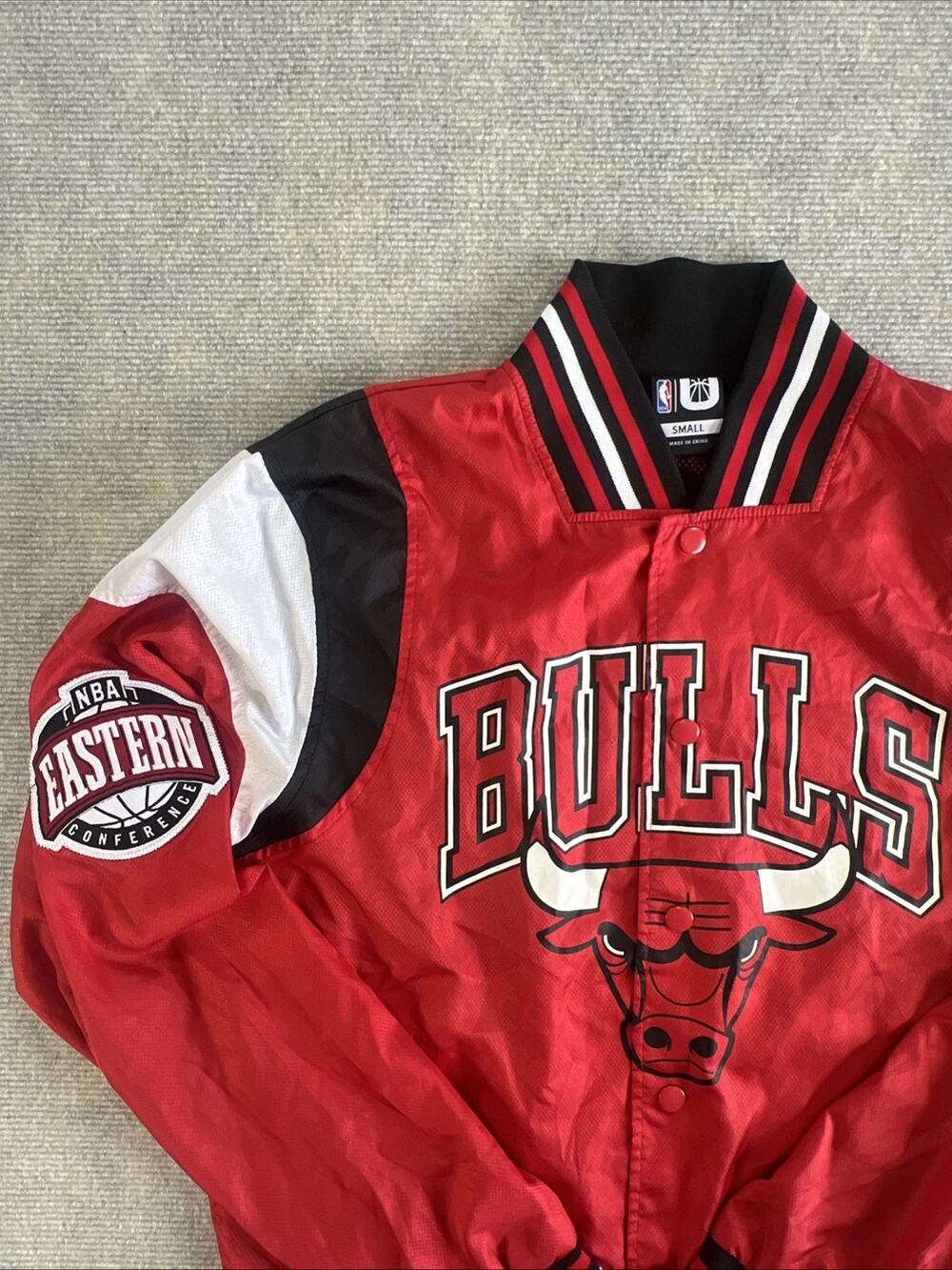 Chicago Bulls NBA Full Snap Jacket Red Black Sz Small Eastern Conference Varsity